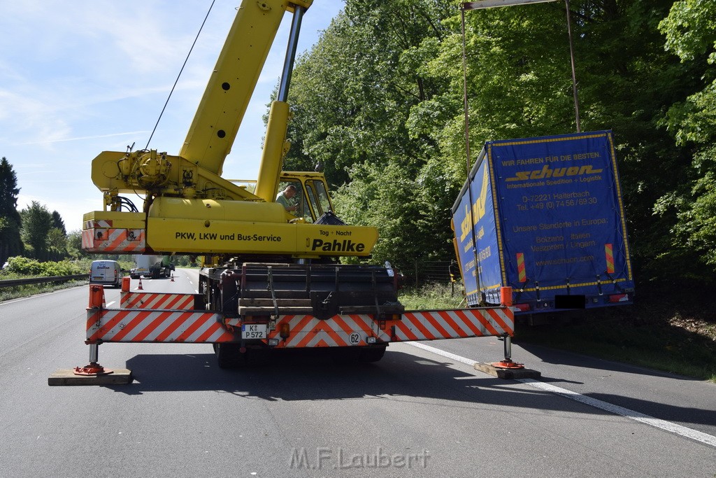 LKW in Boeschung A 3 Rich Frankfurt Hoehe Roesrath Lohmar P167.JPG - Miklos Laubert